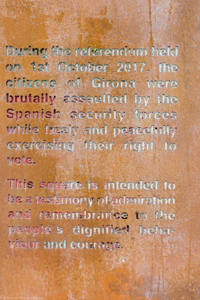 plate with text about events in October 2017