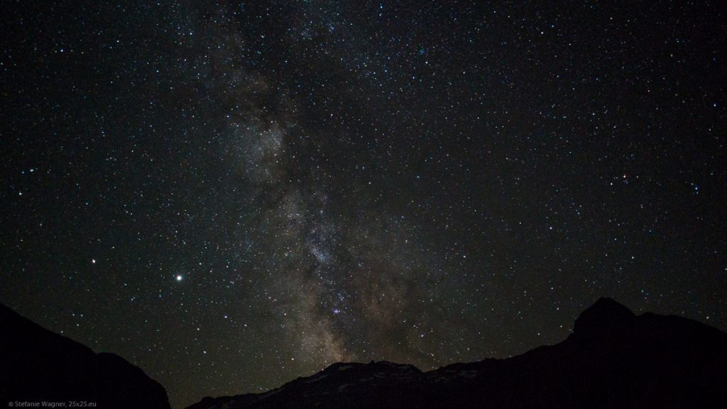 Milky way in front of the mountains