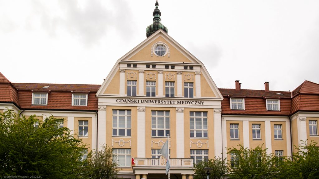 Old style building, renovated, line says "Gdanski Uniwersytet medyczny"