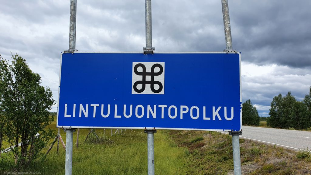 A sign saying "Lintuluontopolku"