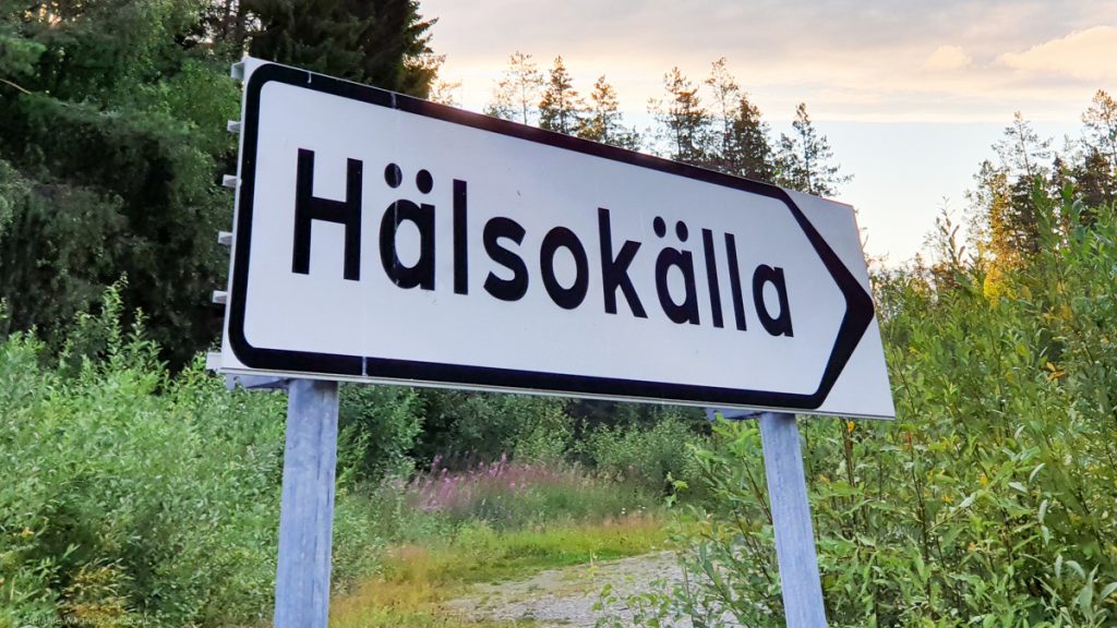 Sign saying "Hälsokälla"